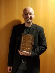 Lionel Davoust et son trophée du prix Elbakin.net 2017 pour La Messagère du ciel