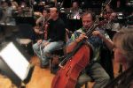 Le violoncelliste Steve Erdody explique les changements d'un extrait aux autres joueurs