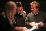 Le réalisateur Andrew Adamson examine un extrait de musique avec les monteurs sonors Bryan Lawson et Adam Smalley