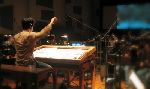 Stephen Barton dirige l'orchestre au travers d'effets puissants